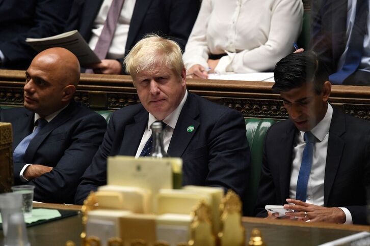 Johnson, flanqueado por los dimisionarios Javid y Sunak, durante una sesión en la Cámara de los Comunes. 