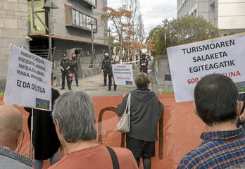 Protesta contra la Ley Mordaza ante la comisaría de la Ertzaintza en Donostia.