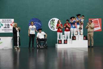 San Fermin Torneoko finalistak podiumean eta ezkerrean, Juan Carlos Unzue.