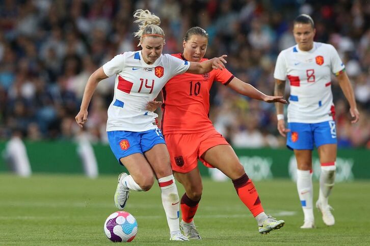 Inglaterra goleó a Países Bajos (5-1) en el amistoso que disputaron hace dos semanas. En la imagen, Groenen y Kirby.