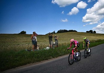 Magnus Cort Nielsen txirrindulari danimarkarra eta Erik Sven Bystrom norvegiarra, Tourreko bigarren etapan.