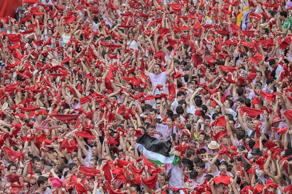 Euforia desatada en la Plaza del Ayuntamiento, en el momento del estallido. Euforia desatada en la Plaza del Ayuntamiento, en el momento del estallido.