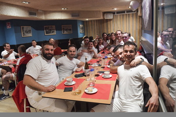 Esta cuadrilla sí ha encontrado refugio, pero algunos se han remojado esta mañana.