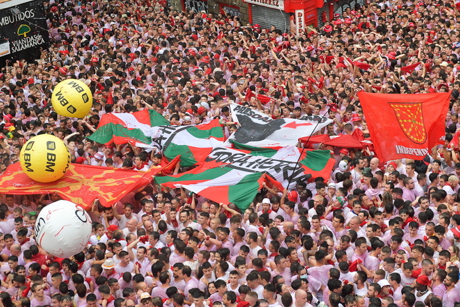 Ikurrina, Nafarroako bandera eta presoen etxeratzearen aldeko banderola. Ikurrina, Nafarroako bandera eta presoen etxeratzearen aldeko banderola.