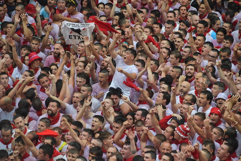 Jendea pozarren, txupinazoa jaurti ondoren. Jendea pozarren, txupinazoa jaurti ondoren.