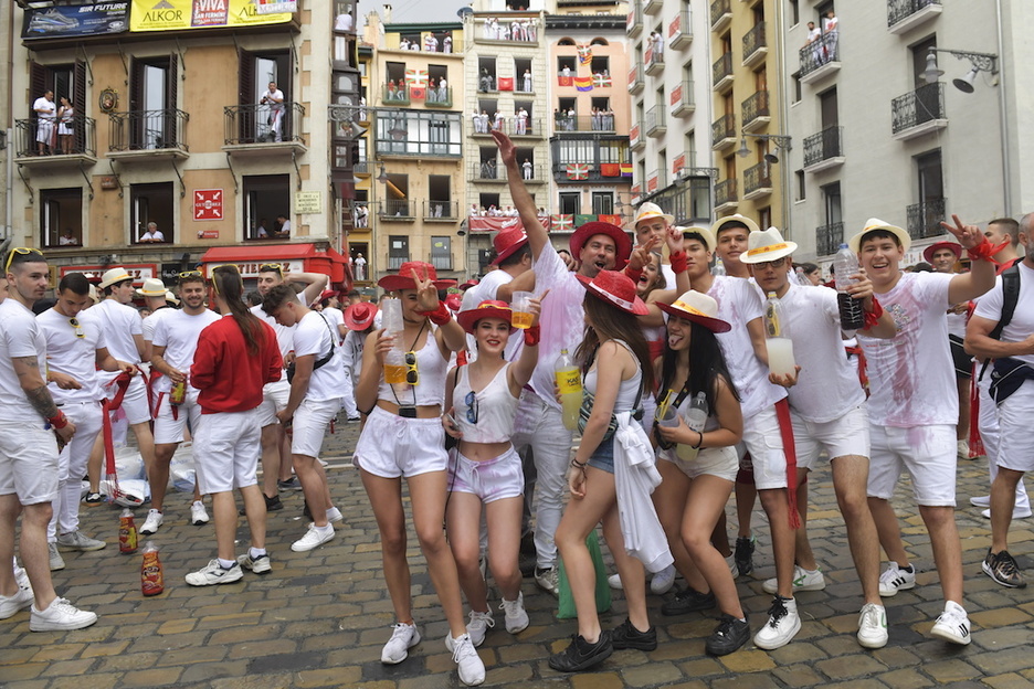 Alde Zaharreko giroa, txupinazoaren aurretik. Alde Zaharreko giroa, txupinazoaren aurretik.