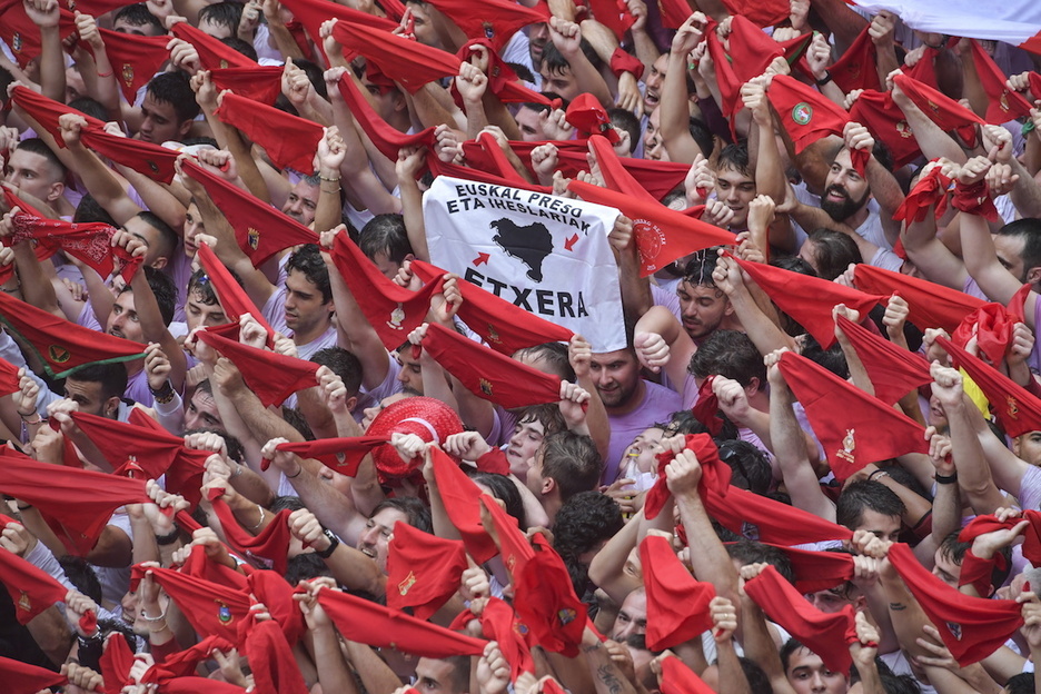 Presoen etxeratzearen aldeko banderola. Presoen etxeratzearen aldeko banderola.
