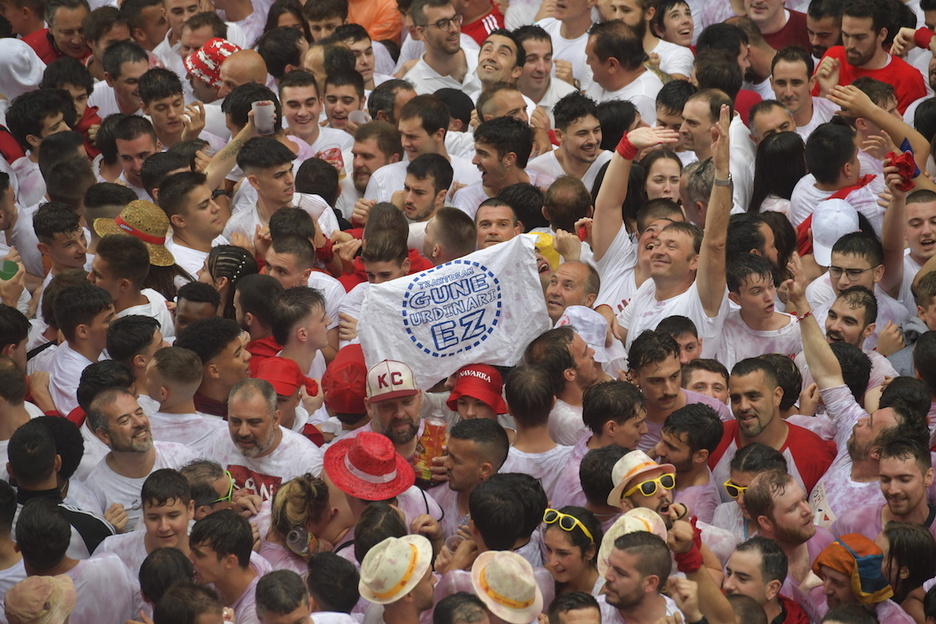 Txantreako gune urdinaren aurkako banderola ere ikusi da. Txantreako gune urdinaren aurkako banderola ere ikusi da.