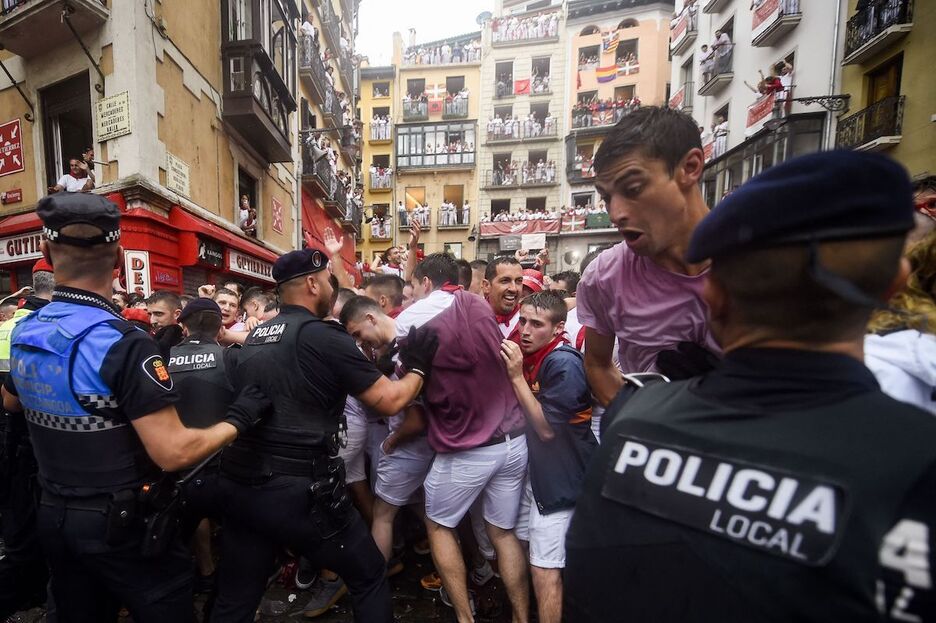 Polizia jendetzari bultzaka, Alde Zaharrean. Polizia jendetzari bultzaka, Alde Zaharrean.