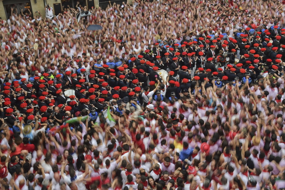 Jendetza saltoka eta dantzan dultzaineroekin batera. Jendetza saltoka eta dantzan dultzaineroekin batera.