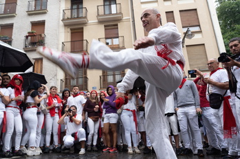 Aurreskua kalera ateratako preso ohien zein espetxean segitzen dutenen senideen omenez.