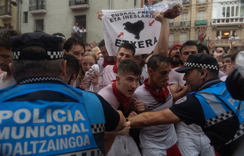 Presoen aldeko ikur txiki bat, udaltzainen aurrean Udal Plazan.