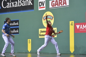 Kamiseten koloreak aldatuta jokatuko dute Ezkurdia eta Lasok kaiolako finala.