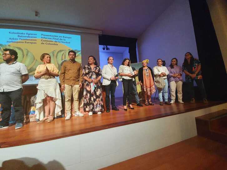 La consejera Beatriz Artolazabal ha recogido el informe en nombre del Gobierno de Lakua.