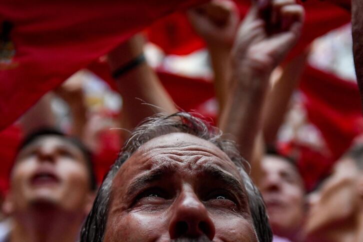 Un sanferminero se emociona tras dos años sin fiesta. 