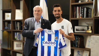 Brais Méndez, con el vicepresidente realista Ángel Oyarzun y su nueva camiseta.