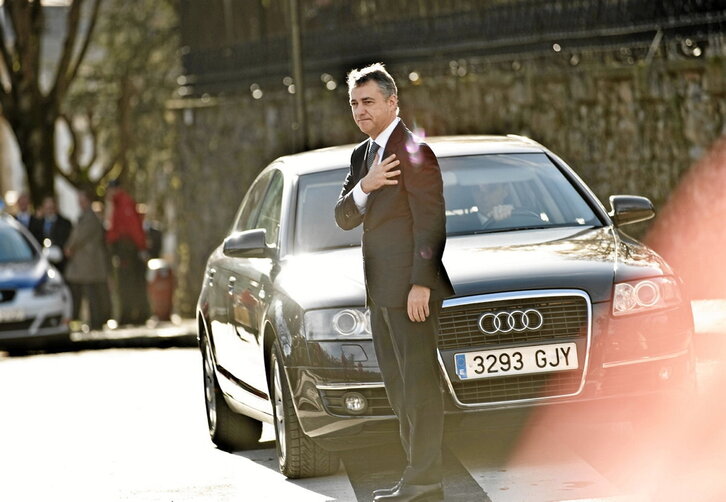 El lehendakari, Iñigo Urkullu, ante su primer coche oficial como lehendakari en 2012.