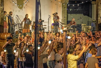 La compagnie Bilaka organise des bals traditionnels et œuvre à une pratique vivante de la culture basque.