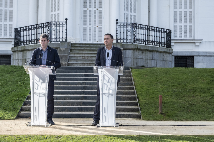 Arkaitz Rodriguez y Arnaldo Otegi, cuando leyeron la Declaración de Aiete.