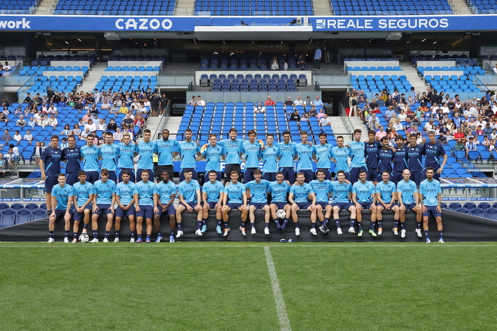 33 jugadores han posado con el staff antes del inicio de los entrenamientos en Anoeta.