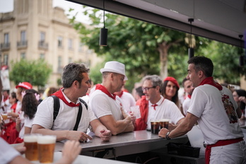 Algunos clientes en una de las barras de la plaza del Castillo.
