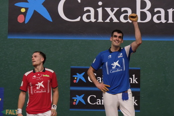 Ezkurdia, pozik, Lau eta Erdiko San Fermin torneoa irabazita.