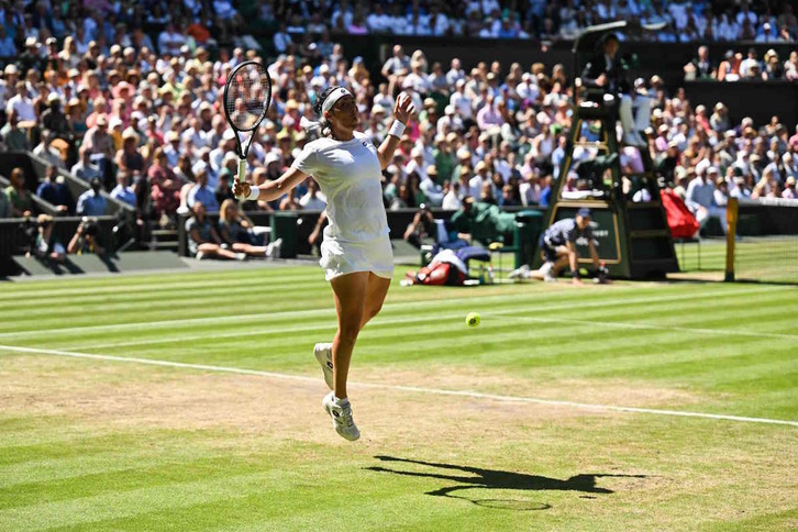 Ons Jabeur, en un momento de su semifinal de Wimbledon ante Tatjana Maria.