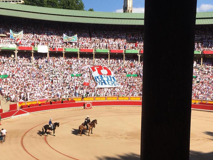 ‘Presoak kalera’ pankarta eskegi dute eguzpikekoek, goitik behera eramanez.