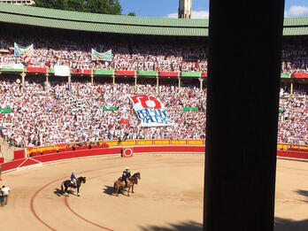 ‘Presoak kalera’ pankarta eskegi dute eguzpikekoek, goitik behera eramanez.