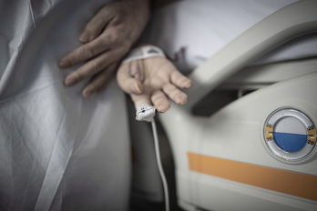 Atención a enfermos graves de covid en la UCI de Cruces.