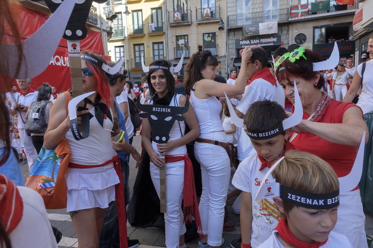 Zezenak bizirik nahi dituztela aldarrikatu dute kalejiran.