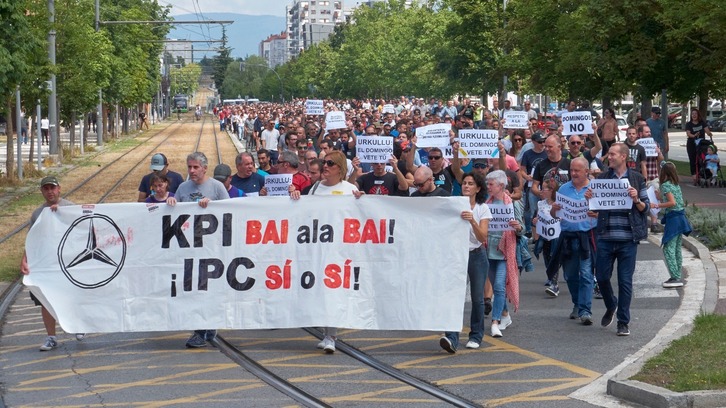 Manifestación de los trabajadores de Mercedes Benz por las calles de Gasteiz.
