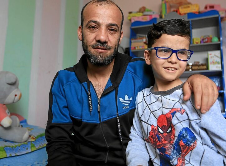 Bassem itsu gelditu zen kalean aurkitutako metal zati batek eztanda egin ondoren. Irudian, bere aitarekin, Beit Lahiako etxean.