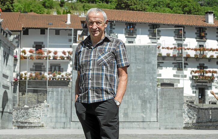 Julian Iparragirre, Leitzako plazan.