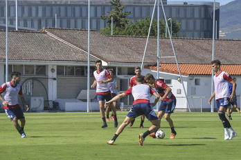 Los rojillos han trabajado ejercicios de posesión en su primer entrenamiento de esta pretemporada.