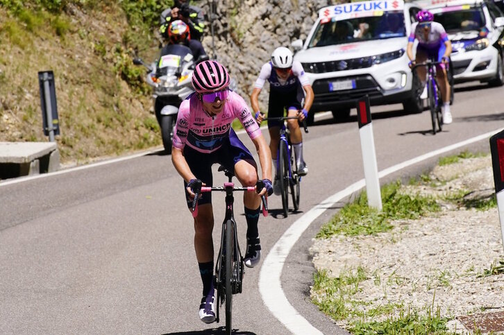 Annemiek van Vleuten deja a Marta Cavalli y Kristen Faulkner en la última subida para buscar su segunda victoria en este Giro.