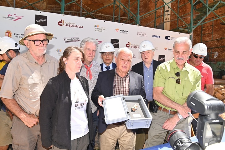 Los responsables del Proyecto Atapuerca junto al consejero de Cultura de Castilla y León, que muestra el fósil presentado este viernes a la prensa.