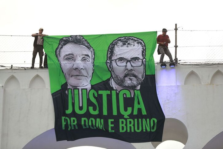 Una gran pancarta colocada al paso de una manifestación en Río de Janeiro, el 26 de junio, para pedir justicia por la muerte de Bruno Araújo y Dom Phillips.