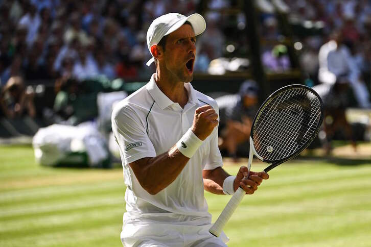 Novak Djokovic celebra un punto ante Norrie en su semifinal de Wimbledon.
