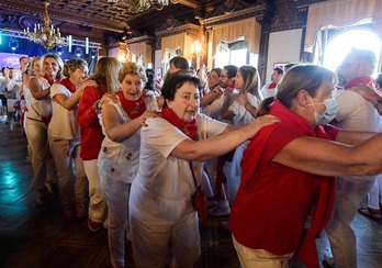 Fans de los «stones» bailan la conga a ritmo de “Angie”.