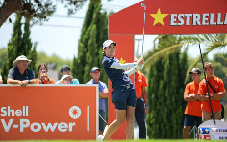 Carlota Ciganda sigue con la mirada la trayectoria de la bola.