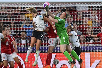 Schuller cabecea el segundo gol de Alemania aprovechando la mala salida de Christensen.