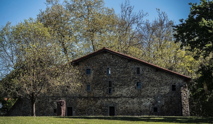 El caserío Zabalaga, en el corazón de Chillida Leku. 