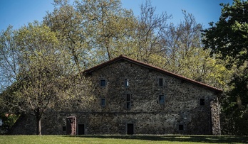 El caserío Zabalaga, en el corazón de Chillida Leku. 
