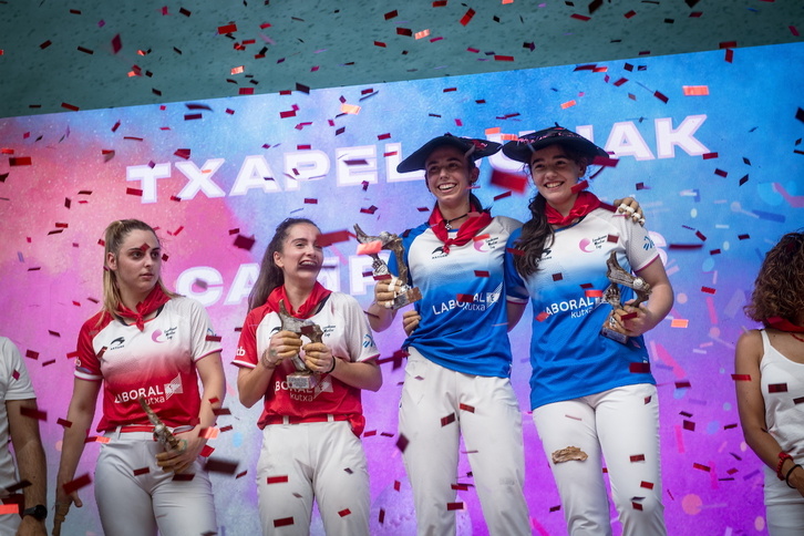 Leire Garai eta Enara Gaminde, San Fermin Torneoko txapeldunaren txapelarekin. 