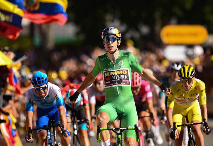 Wout van Aert ha superado en los últimos metros a Michael Matthews y Tadej Pogacar.