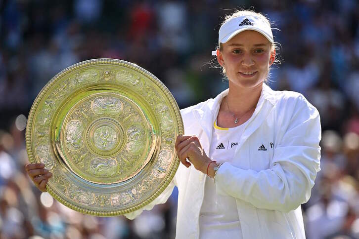 Elena Rybakina, con el trofeo de ganadora en la pista central.