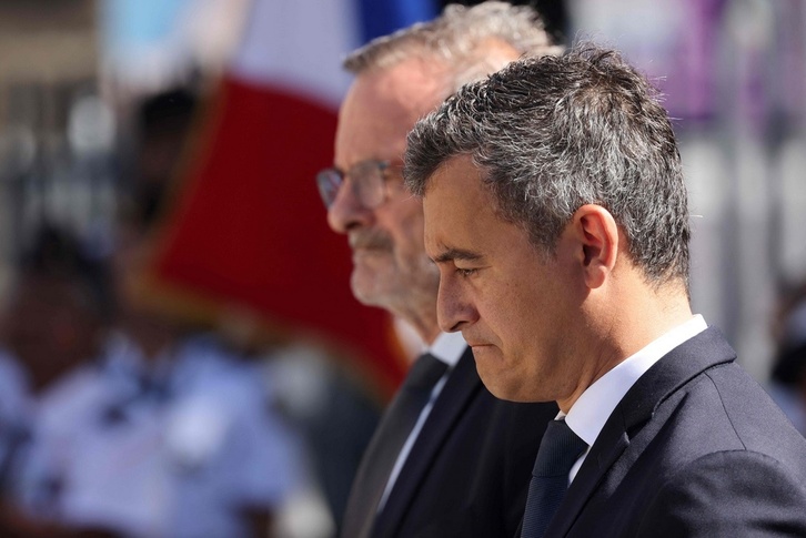 Gerald Darmanin Barne ministro frantsesak atzerritarrak kanporatzeko legea aldatu nahi du.