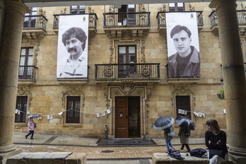 Imagen del Ayuntamiento de Ermua, que ha colocado una fotografía de Miguel Ángel Blanco en la fachada.
