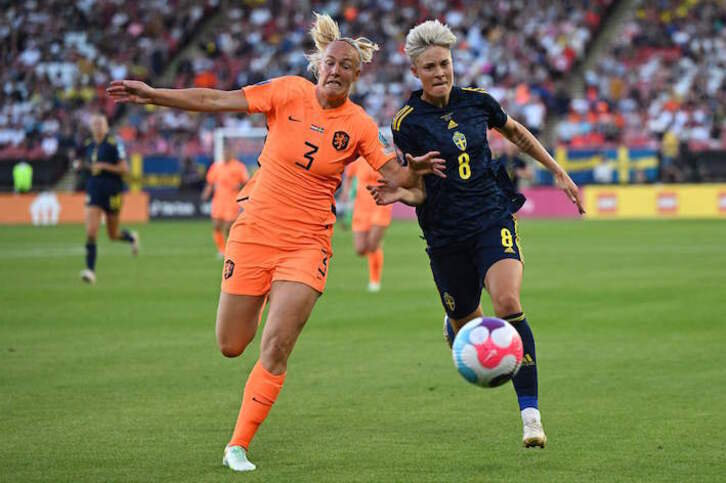 Van der Gragt y Hurtig persiguen el balón.